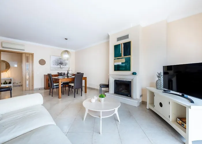 Uptown Lovers By Seewest 라고스